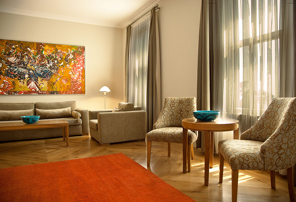 Tom Tom Suites